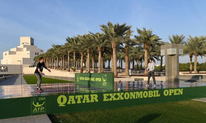 Andy Murray,England spielt vor der Skyline in Doha mit Novak Djokovic auf einem Mini-Court Tennis