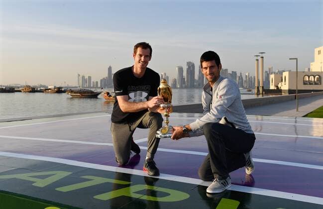 Tennis, Djokovic und Murray bei Promotion zur Qatar Open Andy Murray,England spielt vor der Skyline in Doha mit Novak Djokovic auf einem Mini-Court Tennis
