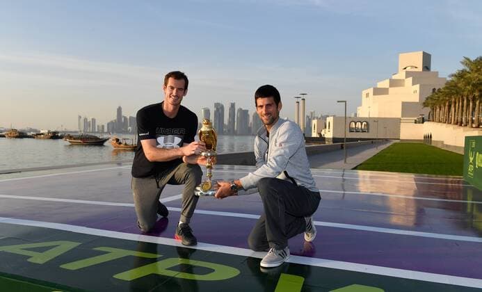 Andy Murray,England spielt vor der Skyline in Doha mit Novak Djokovic auf einem Mini-Court Tennis