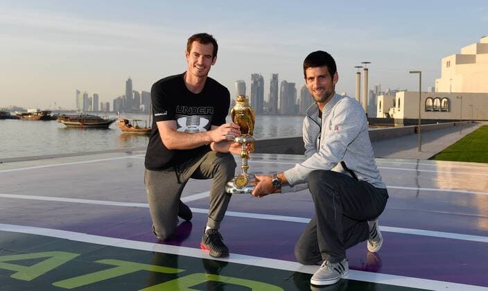 Tennis, Djokovic und Murray bei Promotion zur Qatar Open Andy Murray,England spielt vor der Skyline in Doha mit Novak Djokovic auf einem Mini-Court Tennis
