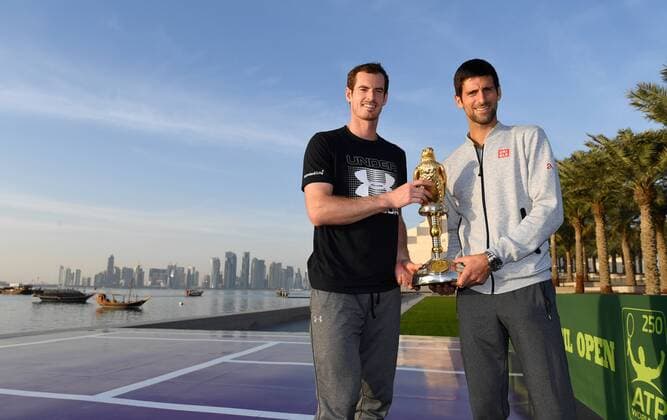 Tennis, Djokovic und Murray bei Promotion zur Qatar Open Andy Murray,England spielt vor der Skyline in Doha mit Novak Djokovic auf einem Mini-Court Tennis
