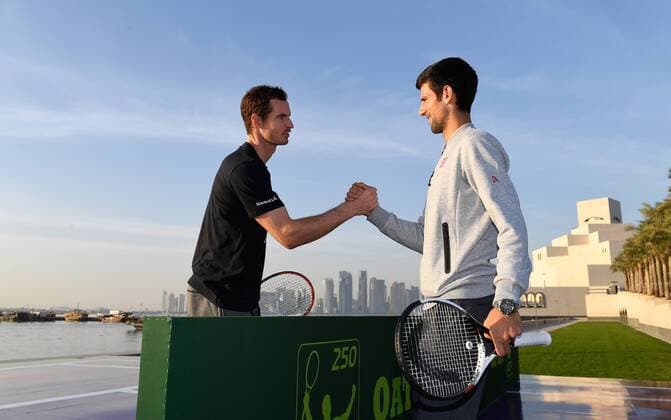 Andy Murray,England spielt vor der Skyline in Doha mit Novak Djokovic auf einem Mini-Court Tennis