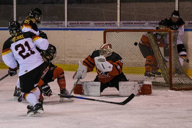 Eishockey, Damen, Länderspiel, Deutschland - Canada U22 GER, Fraueneishockey, Deutschland (GER) - Canada U22 (CAN) 02.01.2017, Eisstadion, Pfronten, GER, Fraueneishockey, Deutschland (GER) - Canada U22 (CAN), im Bild Jennifer Jenike (GER, 21) mit Torvorlage und Tor durch Laura Kluge (GER, 25) zum 4:2, Emerance Maschmeyer (CAN, 30) nordphotoxHafner