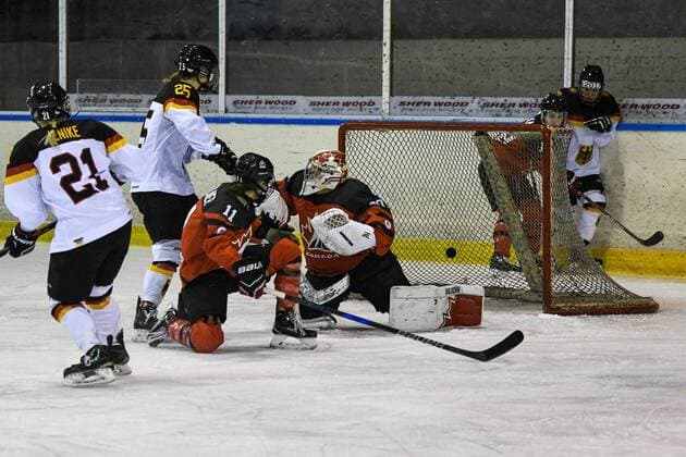 Eishockey, Damen, Länderspiel, Deutschland - Canada U22 GER, Fraueneishockey, Deutschland (GER) - Canada U22 (CAN) 02.01.2017, Eisstadion, Pfronten, GER, Fraueneishockey, Deutschland (GER) - Canada U22 (CAN), im Bild Jennifer Jenike (GER, 21) mit Torvorlage und Tor durch Laura Kluge (GER, 25) zum 4:2, Emerance Maschmeyer (CAN, 30) nordphotoxHafner