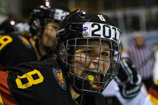 Bilder des Tages - SPORT Eishockey, Damen, Länderspiel, Deutschland - Canada U22 GER, Fraueneishockey, Deutschland (GER) - Canada U22 (CAN) 02.01.2017, Eisstadion, Pfronten, GER, Fraueneishockey, Deutschland (GER) - Canada U22 (CAN), im Bild Julia Zorn (GER, 8) freut sich ueber das 3. Tor nordphotoxHafner