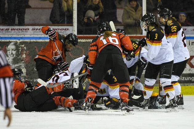 Eishockey, Damen, Länderspiel, Deutschland - Canada U22 GER, Fraueneishockey, Deutschland (GER) - Canada U22 (CAN) 02.01.2017, Eisstadion, Pfronten, GER, Fraueneishockey, Deutschland (GER) - Canada U22 (CAN), im Bild Abwehrbollwerk vor dem deutschen Tor, Sarah Lefort (CAN, 16), Rebecca Graeve (GER, 9), Laura Kluge (GER, 25) nordphotoxHafner