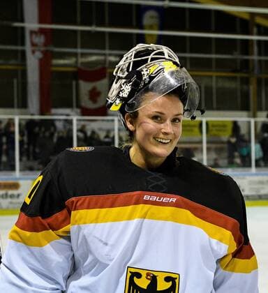 Eishockey, Damen, Länderspiel, Deutschland - Canada U22 GER, Fraueneishockey, Deutschland (GER) - Canada U22 (CAN) 02.01.2017, Eisstadion, Pfronten, GER, Fraueneishockey, Deutschland (GER) - Canada U22 (CAN), im Bild Jennifer Harss (GER, 30) nach Spielende nordphotoxHafner