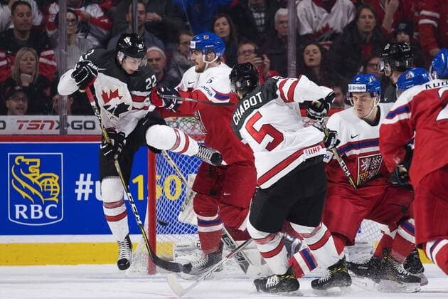 Eishockey, U20 WM, Kanada - Tschechien Kanadas Thomas Chabot (nr 5) 3-2 - Montreal - Eishockey, Junioren WM, Nationalteam Länderspiel, Kanada vs. Tschechien.  Copyright: JOELxMARKLUND BB170102JM077
