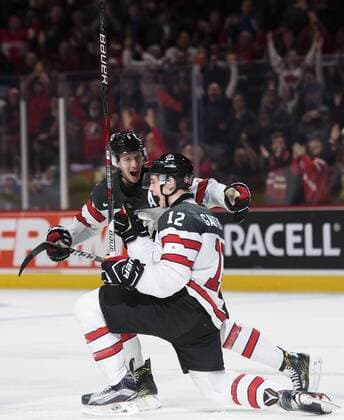 Eishockey, U20 WM, Kanada - Tschechien Kanadas Thomas Chabot, Julien Gauthier - Montreal - Eishockey, Junioren WM, Nationalteam Länderspiel, Kanada vs. Tschechien.  Copyright: JOELxMARKLUND BB170102JM085