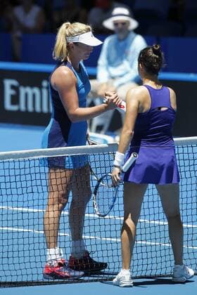 03.01.2017. Perth Arena, Perth, Australia. Mastercard Hopman Cup International Tennis tournament. Lara Arruabarrena (ESP) congratulates Coco Vandeweghe (USA) on winning their match 6-2, 6-3. xDavidxWoodleyx  ActionPlus11825224