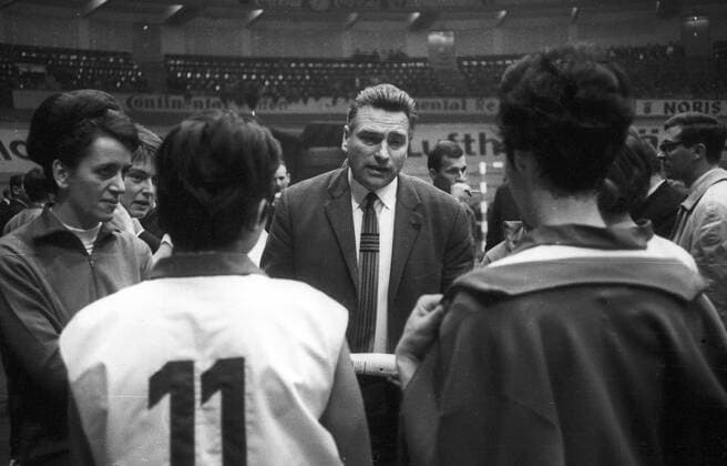 HB Weltmeisterschaft der Frauen 13.11.1965 in der Westfalenhalle,Spiel um Platz 3 West-Deutschland (weiße Trikots) - CSSR 11:10 nach Verlängerung. Bundestrainer Werner Vick (Deut.) in der Verlängerungspause mit Spielerinnen. HM