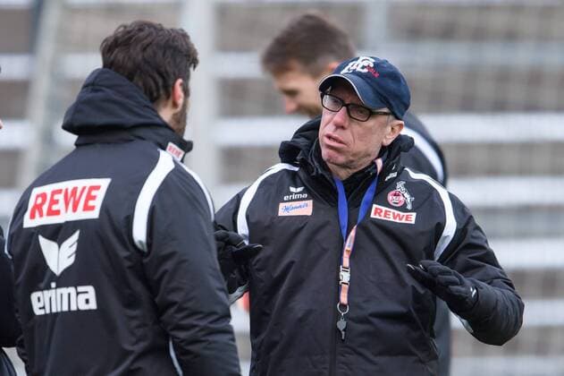 Trainer Peter Stoeger (1. FC Koeln) im Gespraech mit Athletiktrainer Yann-Benjamin Kugel beim Training des 1. FC Koeln am 02.01.2017, Koeln Copyright: xSchueler Eibner-Pressefotox EP_JSE