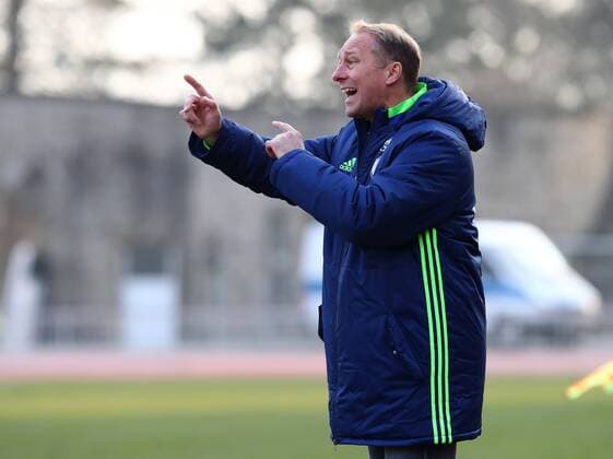Samstag 17.12.2016, Saison 2016 2017, Regionalliga West, 17. Spieltag im Dortmunder Stadion Rote Erde, BVB 09 Borussia Dortmund II - FC Schalke 04 U23 0:0, Juergen Luginger (Trainer, S04) gibt Anweisungen an sein Team