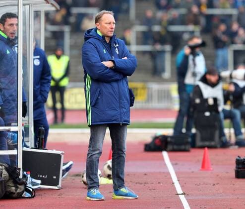 Samstag 17.12.2016, Saison 2016 2017, Regionalliga West, 17. Spieltag im Dortmunder Stadion Rote Erde, BVB 09 Borussia Dortmund II - FC Schalke 04 U23 0:0, Juergen Luginger (Trainer, S04) mit verschraenkten Armen