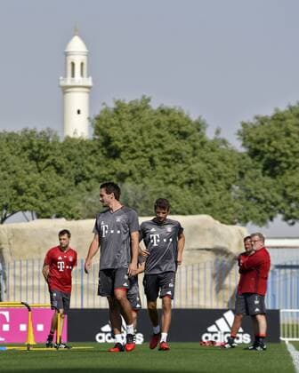 Fußball, FC Bayern München Trainingslager in der Aspire Academy in Doha 04.01.2017, Fussball 1.Bundesliga 2016 2017, FC Bayern München Wintertrainingslager in Doha (Katar). Erstes Training auf dem Trainingsplatz der Aspire Academy bei Doha, v.li: Mats Hummels (Bayern München), Thomas Müller (FC Bayern München). 
