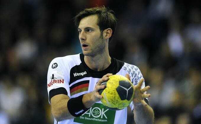 Handball, Herren, Nationalmannschaft, Nationalteam, WM-Test, Freundschaftsspiel vor der Weltmeisterschaft 2017 in Frankreich, KönigPALAST Krefeld: Deutschland (weiss) - Rumänien (gelb); Uwe Gensheimer (GER). Aktion, Einzelbild.