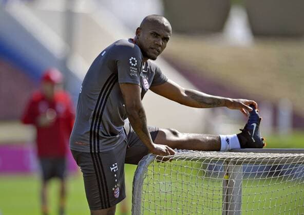 04.01.2017, Fussball 1.Bundesliga 2016 2017, FC Bayern München Wintertrainingslager in Doha (Katar). Erstes Training auf dem Trainingsplatz der Aspire Academy bei Doha, Douglas Costa (FC Bayern München) dehnt sich. 