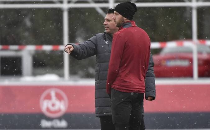 04.07.2017 - Fussball - 2. Fussball-Bundesliga - Saison 2016 2017 - 1. FC Nürnberg Nuernberg FCN - Training Trainingsauftakt nach Winterpause - - Alois Schwartz (Trainer 1.FC Nürnberg FCN ) bei Guido Burgstaller (9, 1.FC Nürnberg FCN )