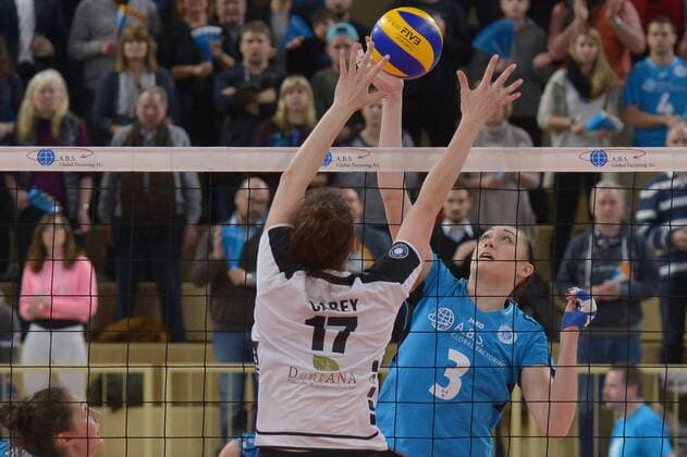 04.01.2017, xtkx, Volleyball 1.Bundesliga Damen, VC Wiesbaden - Suhl 91, emspor, v.l. Beth Carey (Suhl) , Molly McCage (VC Wiesbaden) , Wiesbaden