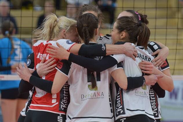 04.01.2017, xtkx, Volleyball 1.Bundesliga Damen, VC Wiesbaden - Suhl 91, emspor, v.l. Claudia Steger (Suhl) , Wiesbaden