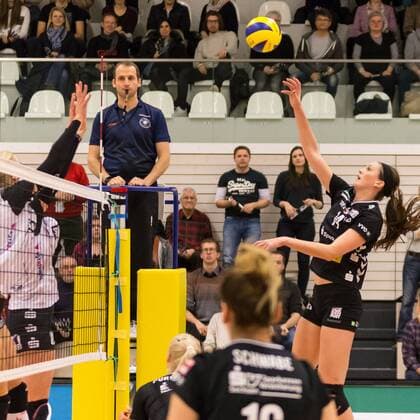 Elizabeth McMahon (Dresdner SC, 14) beim Block, Volleyball, Volleyball-Bundesliga Frauen, Schwarz-Weiß Erfurt - Dresdner SC, xprx