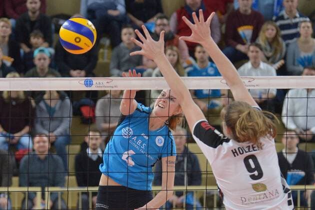 04.01.2017, xtkx, Volleyball 1.Bundesliga Damen, VC Wiesbaden - Suhl 91, emspor, v.l. Tanja Grosser (VC Wiesbaden) , Katharina Holzer (Suhl) , Wiesbaden