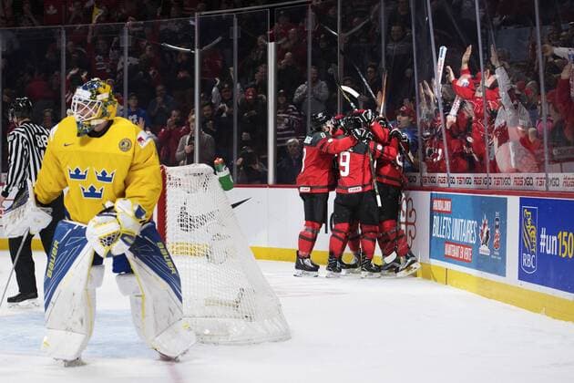 Eishockey, U20 WM, Schweden - Kanada Felix Sandström, Mitchell Stephens 1-1 - Montreal - Eishockey, Junioren WM, Nationalteam Länderspiel, Halbfinale, Schweden vs. Kanada.  Copyright: JOELxMARKLUND BB170104JM045