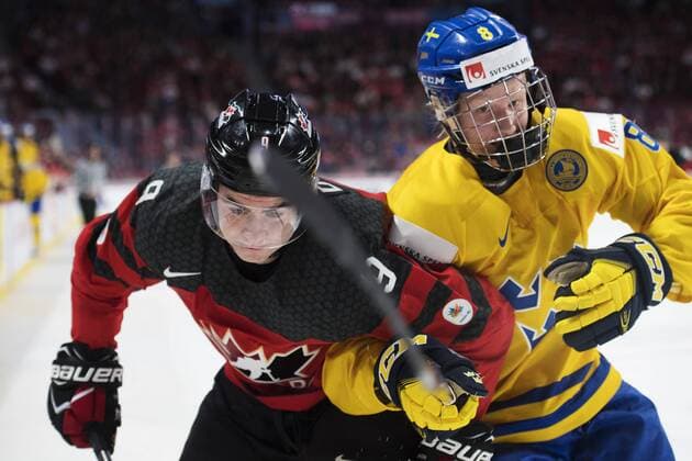 Eishockey, U20 WM, Schweden - Kanada Kanadas Dillon Dube, Rasmus Dahlin - Montreal - Eishockey, Junioren WM, Nationalteam Länderspiel, Halbfinale, Schweden vs. Kanada.  Copyright: JOELxMARKLUND BB170104JM076