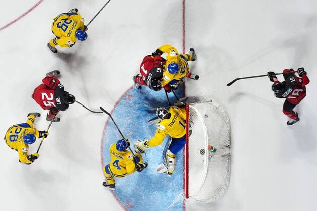 Eishockey, U20 WM, Schweden - Kanada Kanadas Julien Gauthier, Felix Sandström - Montreal - Eishockey, Junioren WM, Nationalteam Länderspiel, Halbfinale, Schweden vs. Kanada.  Copyright: JOELxMARKLUND BB170104JM099