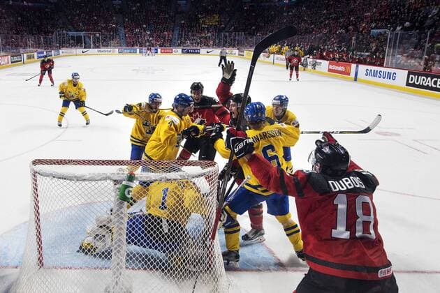 Eishockey, U20 WM, Schweden - Kanada Kanadas Nicolas Roy, Julien Gauthier, Pierre-Luc Dubois, Felix Sandström - Montreal - Eishockey, Junioren WM, Nationalteam Länderspiel, Halbfinale, Schweden vs. Kanada.  Copyright: JOELxMARKLUND BB170104JM100