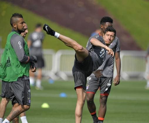 Bilder des Tages - SPORT 05.01.2017, Fussball 1.Bundesliga 2016 2017, FC Bayern München Wintertrainingslager in Doha (Katar). Training auf dem Trainingsplatz der Aspire Academy bei Doha, Spass beim Training, re: Robert Lewandowski (FC Bayern München) mit Kung-Fu Tritt gegen Arturo Vidal (FC Bayern München). 