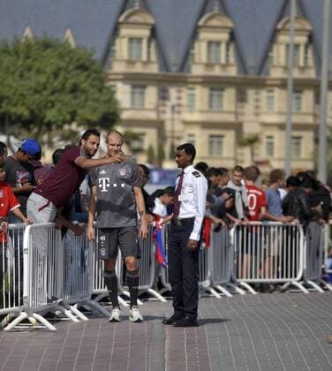 Bilder des Tages - SPORT 05.01.2017, Fussball 1.Bundesliga 2016 2017, FC Bayern München Wintertrainingslager in Doha (Katar). Training auf dem Trainingsplatz der Aspire Academy bei Doha, Holger Badstuber (FC Bayern München) bei den Fans. 