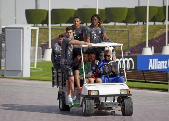 Bilder des Tages - SPORT 05.01.2017, Fussball 1.Bundesliga 2016 2017, FC Bayern München Wintertrainingslager in Doha (Katar). Training auf dem Trainingsplatz der Aspire Academy bei Doha, Nach dem Training eine gemeinsame Fahrt auf dem Golf-Wagen, v.li: Robert Lewandowski (FC Bayern München), Arturo Vidal (FC Bayern München), Xabi Alonso (FC Bayern München), Juan Bernat (FC Bayern München), Thiago (FC Bayern München), Renato Sanches (Bayern München). 