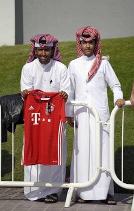 Bilder des Tages - SPORT 05.01.2017, Fussball 1.Bundesliga 2016 2017, FC Bayern München Wintertrainingslager in Doha (Katar). Training auf dem Trainingsplatz der Aspire Academy bei Doha, Einheimischer Katari in traditioneller Kleidung hält ein neues Bayerntrikot bereit und hofft auf Autogramme seiner Stars. 