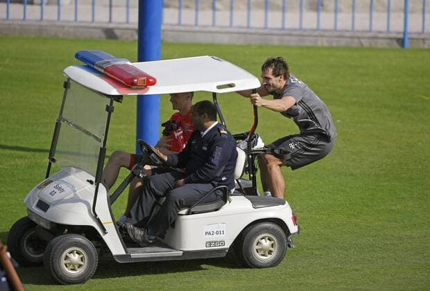 05.01.2017, Fussball 1.Bundesliga 2016 2017, FC Bayern München Wintertrainingslager in Doha (Katar). Training auf dem Trainingsplatz der Aspire Academy bei Doha, Mats Hummels (Bayern München) surft auf dem Golfwagen. 