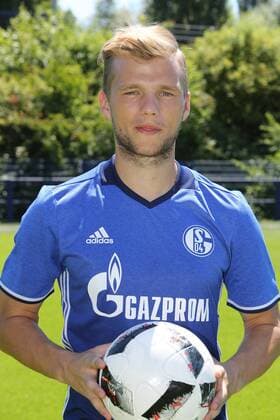 Johannes Geis (FC Schalke 04) Portrait mit Ball. Aufn. 20.07.2016. HM