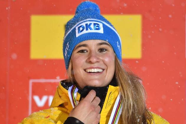 Rodeln, EM in Königssee, Siegerehrung Damen Natalie GEISENBERGER (GER),mit Medaille,Siegerehrung,winner,Sieger, Aktion,Einzelbild,angeschnittenes Einzelmotiv,Portraet,Portrait,Porträt. Einsitzer Damen. Rodeln,Weltcup in Koenigsee ,EM 2017 Rennrodeln am 05.01.2016.Kunsteisbahn Koenigssee.