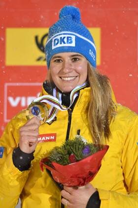 Rodeln, EM in Königssee, Siegerehrung Damen Natalie GEISENBERGER (GER),mit Medaille,Siegerehrung,winner,Sieger, Aktion,Einzelbild,angeschnittenes Einzelmotiv,Halbfigur,halbe Figur. Einsitzer Damen. Rodeln,Weltcup in Koenigsee ,EM 2017 Rennrodeln am 05.01.2016.Kunsteisbahn Koenigssee.