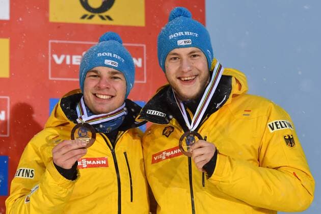 Rodeln, EM in Königssee, Siegerehrung Herren Doppelsitzer Robin Johannes GEUEKE David GAMM (GER) ,Doppelsitzer,,mit Medaille,Siegerehrung,Platz 3, Doppelsitzer. Rodeln,Weltcup in Koenigsee ,EM 2017 Rennrodeln am 05.01.2016.Kunsteisbahn Koenigssee.