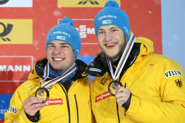 Rodeln, EM in Königssee, Siegerehrung Herren Doppelsitzer LUGE - FIL Luge European Championships KOENIGSSEE,GERMANY,05.JAN.17 - LUGE - FIL Luge European Championships, artificial track, doubles, men, award ceremony. Image shows Robin Johannes Geueke and David Gamm (GER). Keywords: medal. GEPAxpictures xMathiasxMandl