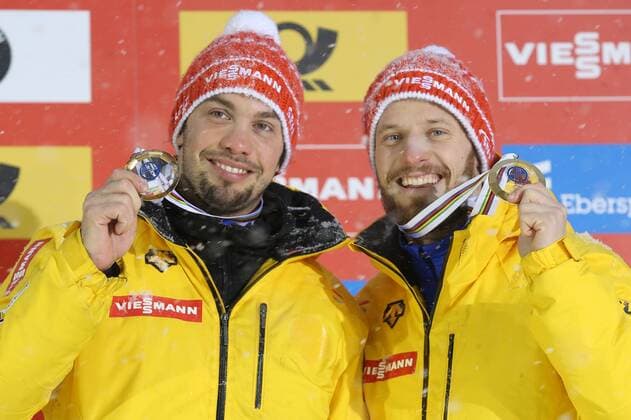 Rodeln, EM in Königssee, Siegerehrung Herren Doppelsitzer LUGE - FIL Luge European Championships KOENIGSSEE,GERMANY,05.JAN.17 - LUGE - FIL Luge European Championships, artificial track, doubles, men, award ceremony. Image shows Tobias Wendl and Tobias Arlt (GER). Keywords: medal. GEPAxpictures xMathiasxMandl