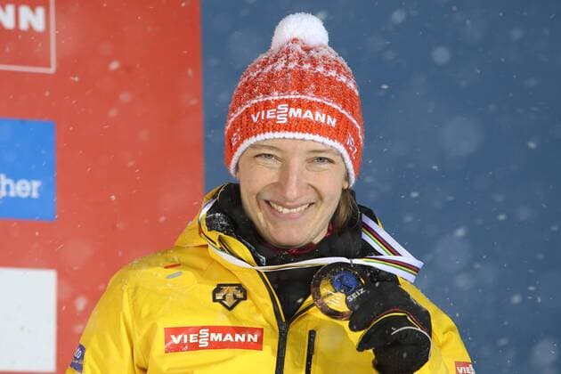 Rodeln, EM in Königssee, Siegerehrung Damen LUGE - FIL Luge European Championships KOENIGSSEE,GERMANY,05.JAN.17 - LUGE - FIL Luge European Championships, artificial track, singles woman, award ceremony. Image shows Tatjana Huefner (GER). GEPAxpictures xMathiasxMandl