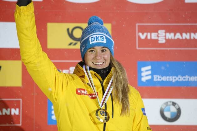 Rodeln, EM in Königssee, Siegerehrung Damen LUGE - FIL Luge European Championships KOENIGSSEE,GERMANY,05.JAN.17 - LUGE - FIL Luge European Championships, artificial track, singles woman, award ceremony. Image shows Natalie Geisenberger (GER). Keywords: medal. GEPAxpictures xMathiasxMandl