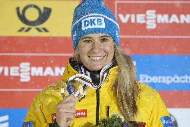 Themen der Woche - SPORT Bilder des Tages - SPORT Rodeln, EM in Königssee, Siegerehrung Damen LUGE - FIL Luge European Championships KOENIGSSEE,GERMANY,05.JAN.17 - LUGE - FIL Luge European Championships, artificial track, singles woman, award ceremony. Image shows Natalie Geisenberger (GER). Keywords: medal. GEPAxpictures xMathiasxMandl