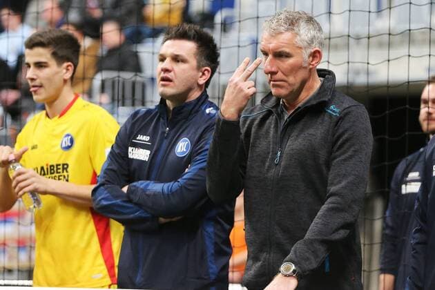 05.01.2017, xtvx, Hallenfussball Harder13 Cup 2017, emspor emonline deloka, v.l. v.l. Co-Trainer Zlatan Bajramovic und Trainer Mirko Slomka (Karlsruher SC) gibt Anweisungen, gestikuliert, mit den Armen gestikulieren gives instructions, gesticulate Mannheim oz