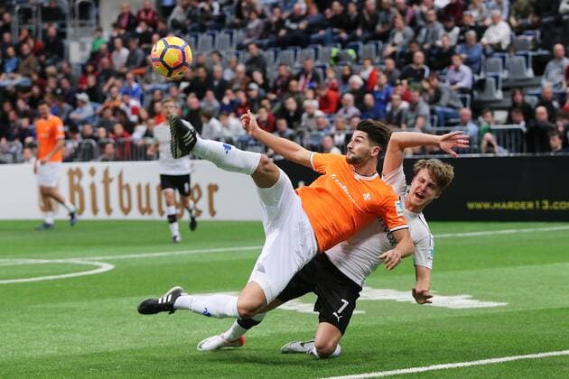 Bilder des Tages - SPORT 05.01.2017, xtvx, Hallenfussball Harder13 Cup 2017, emspor emonline deloka, v.l. Zweikampf, Duell, duel, tackle, compete Antonio Colak (SV Darmstadt 98) Marco Thiede(SV Sandhausen) Mannheim oz