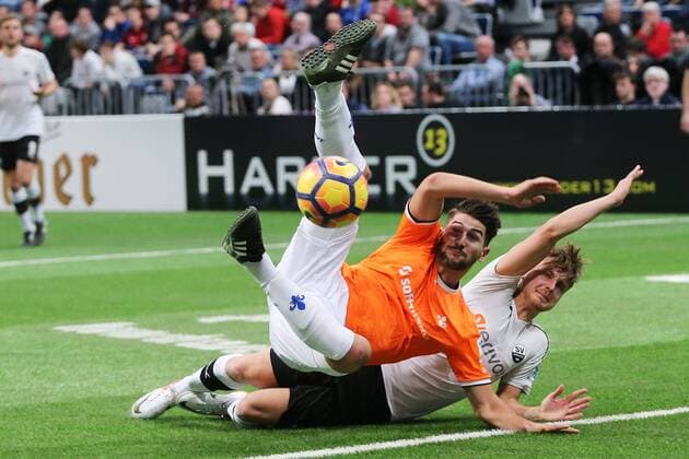 05.01.2017, xtvx, Hallenfussball Harder13 Cup 2017, emspor emonline deloka, v.l. Zweikampf, Duell, duel, tackle, compete Antonio Colak (SV Darmstadt 98) Marco Thiede(SV Sandhausen) Mannheim oz