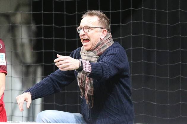 05.01.2017, xtvx, Hallenfussball Harder13 Cup 2017, emspor emonline deloka, v.l. Trainer Norbert Meier (1. FC Kaiserslautern) gibt Anweisungen, gestikuliert, mit den Armen gestikulieren gives instructions, gesticulate Mannheim oz