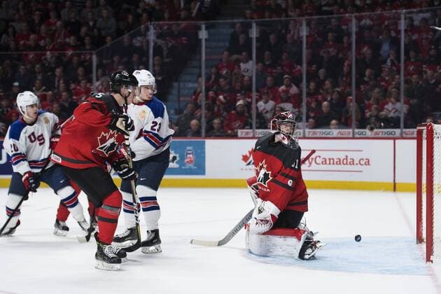 Eishockey, U20 WM, Finale, USA - Kanada 170105 USA:s Troy Terry och Kieffer Bellows ser 2-2-pucken ga in bakom Kanadas malvakt Carter Hart U20 WM, Finale, USA - Kanada Montreal.  Copyright: JOELxMARKLUND BB170105JM061