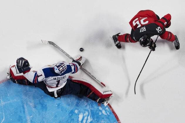 Eishockey, U20 WM, Finale, USA - Kanada 170105 USA:s malvakt Tyler Parsons räddar den avgörande straffen fran Kanadas Nicolas Roy U20 WM, Finale, USA - Kanada Montreal.  Copyright: JOELxMARKLUND BB170105JM079